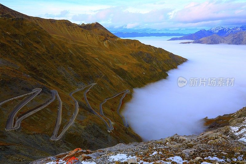 意大利，Stilfser Joch, Passo dello Stelvio，日出时云层之上